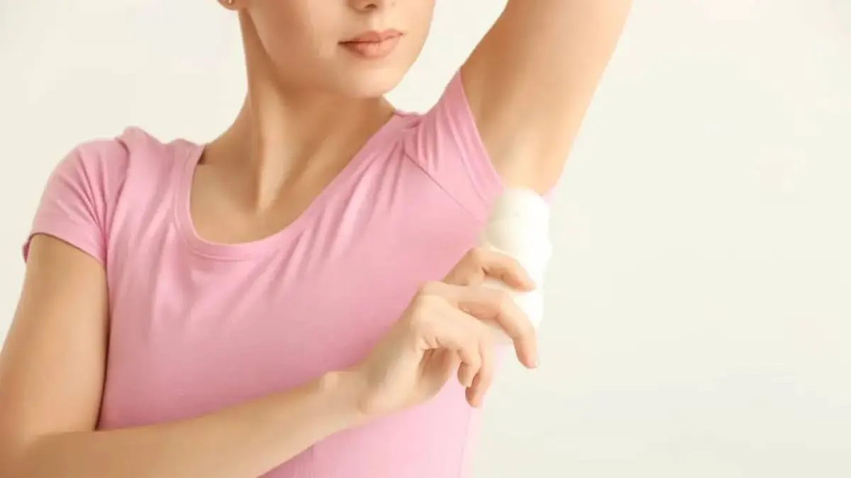 Ilustrasi rekomendasi deodoran wanita, (hellosehat)