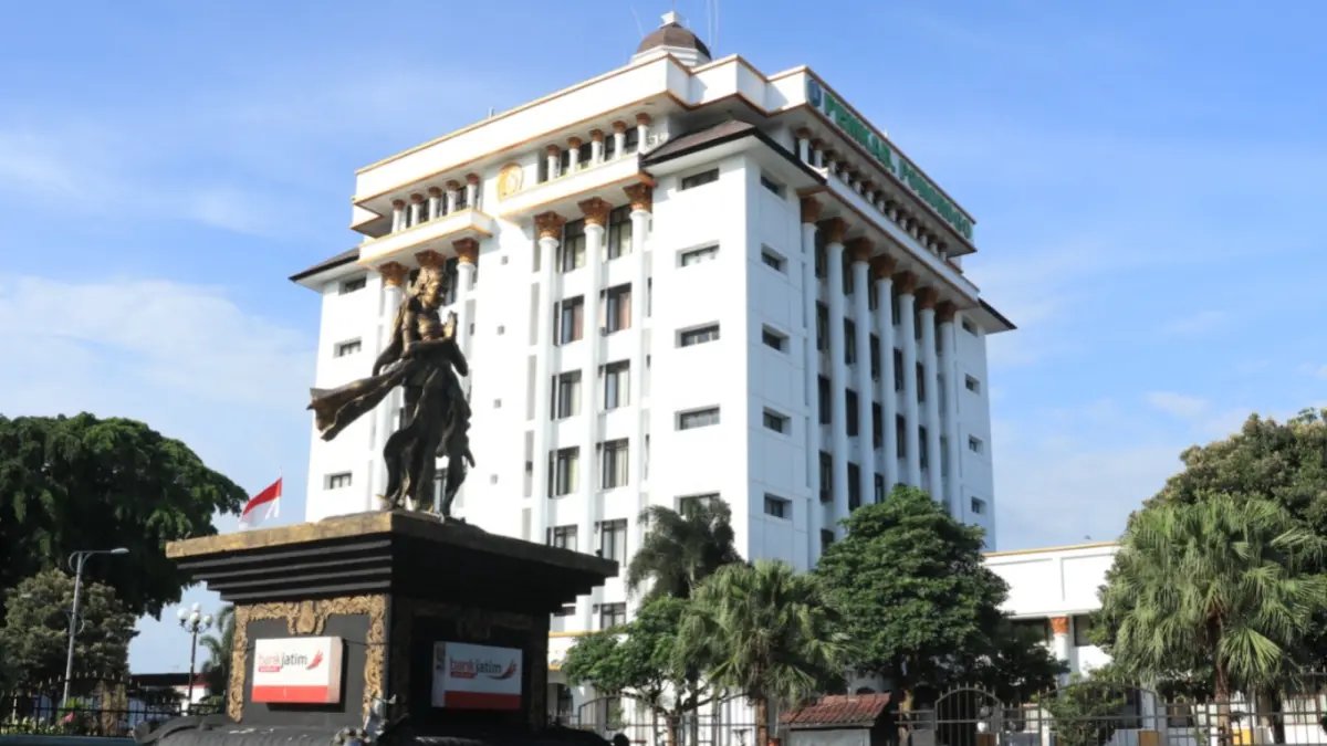 Instalasi air mancur Songgolangit di kawasan Pendapa Pemkab Ponorogo kembali difungsikan setelah bertahun-tahun mati. SUGENG DWI N/JAWA POS RADAR PONOROGO