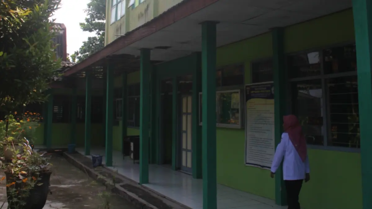 Kondisi bangunan SMPN 1 Mantingan yang rusak sejak 2017. Relokasi sekolah masih menunggu izin perubahan status lahan dari kementerian. ASEP SYAEFUL/JAWA POS RADAR NGAWI