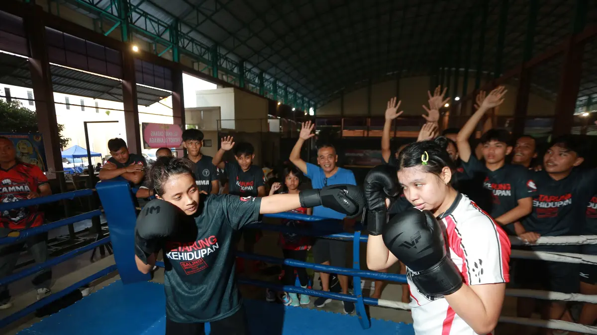 Kontingen IBCA BFC MMA Kota Madiun sukses membawa pulang 14 medali dan meraih juara umum kedua di Kejuaraan MMA se-Jatim Piala Wali Kota Surabaya 2026. BAGAS BIMANTARA/JAWA POS RADAR MADIUN