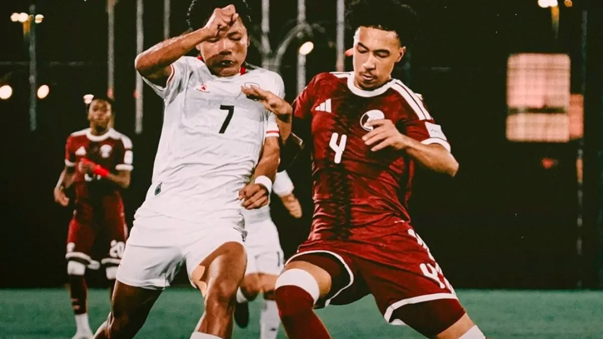 KURANG EFEKTIF: Pemain Timnas U17 Dava Yunna mendapat kawalan ketat pemain Qatar dalam leg kedua Piala Asia U17 di Arab Saudi. (IG @timnasindonesia)
