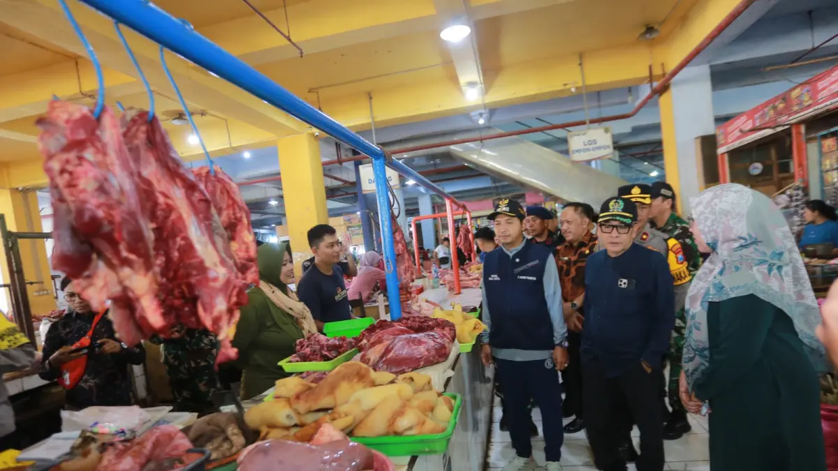 Plt Wali Kota Madiun F. Bagus Panuntun meninjau harga bahan pokok di Pasar Besar Madiun menjelang Lebaran. BAGAS BIMANTARA/RADAR MADIUN