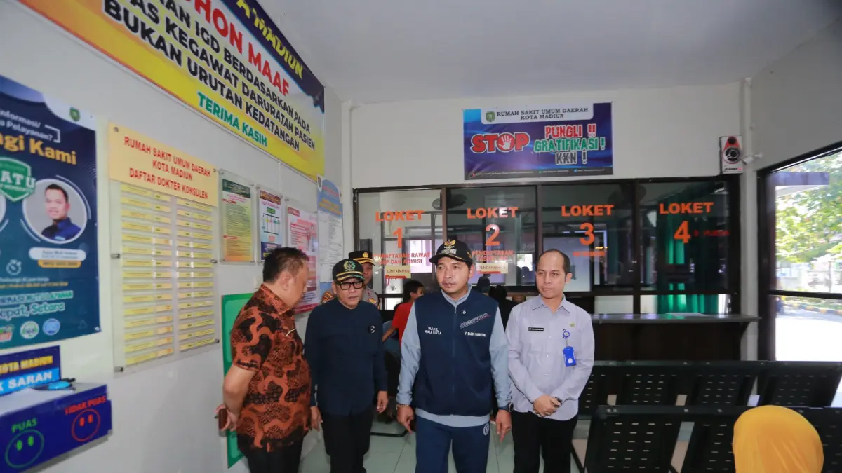 Plt Wali Kota Madiun F Bagus Panuntun saat melakukan sidak pelayanan RSUD Kota Madiun menjelang Lebaran. BAGAS BIMANTARA/JAWA POS RADAR MADIUN