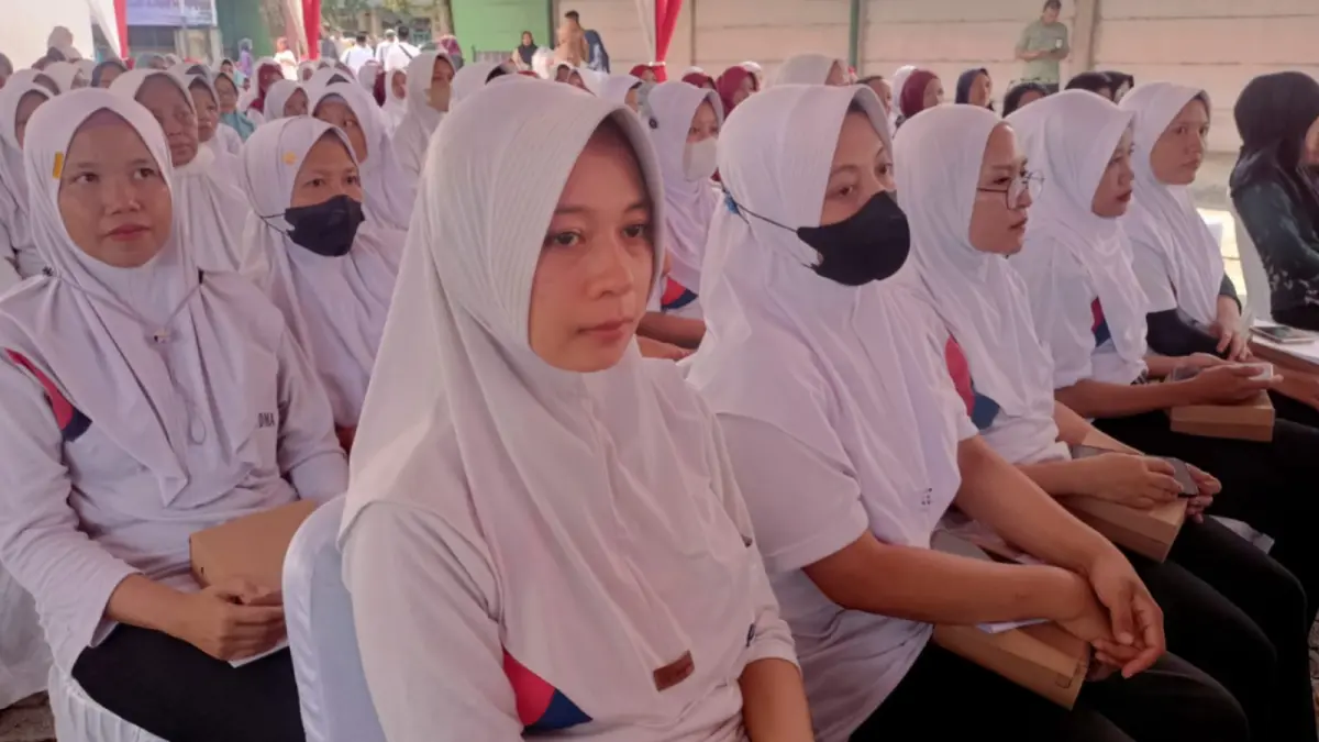 Ratusan buruh pabrik rokok di Kabupaten Madiun antre menerima bantuan langsung tunai DBHCHT dari Pemprov Jawa Timur. LODITYA FERNANDES/JAWA POS RADAR MADIUN