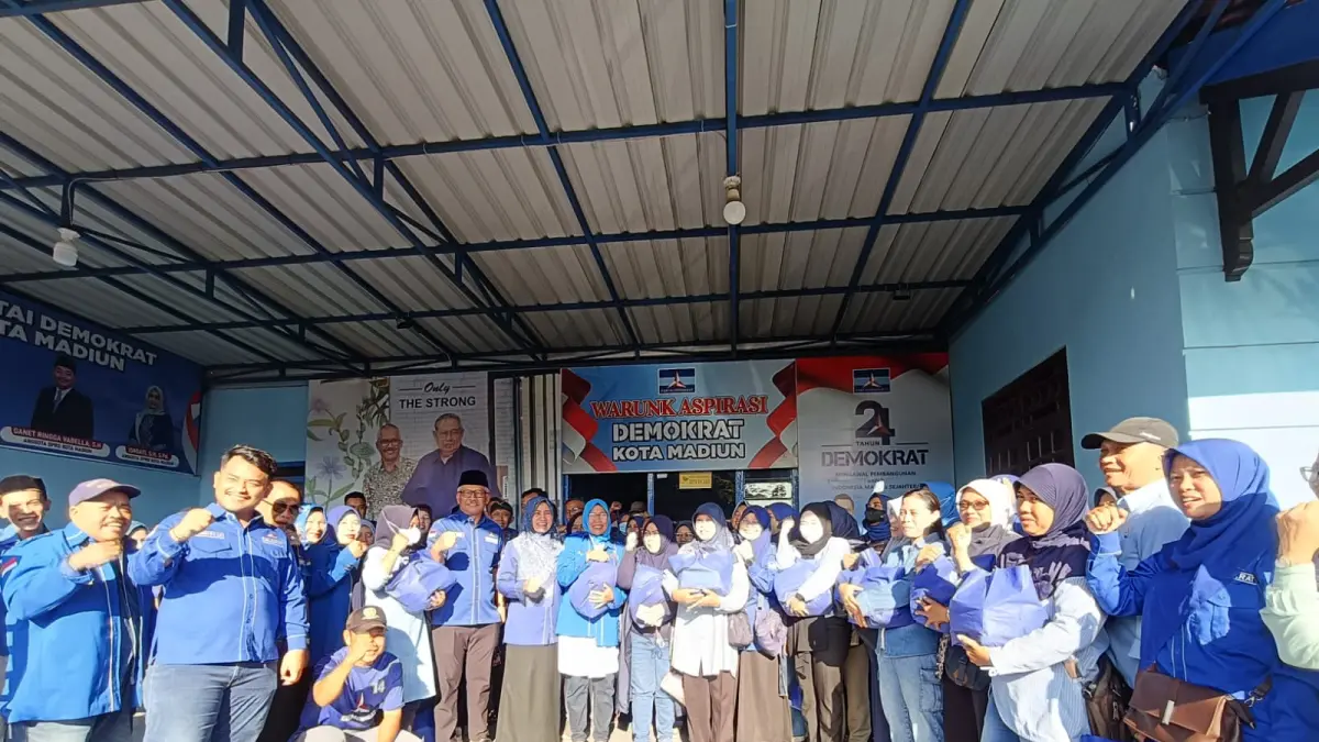 Ratusan kader Partai Demokrat Kota Madiun mengikuti pendidikan politik dan menerima paket sembako menjelang Lebaran. HENGKY RISTANTO/RADAR MADIUN