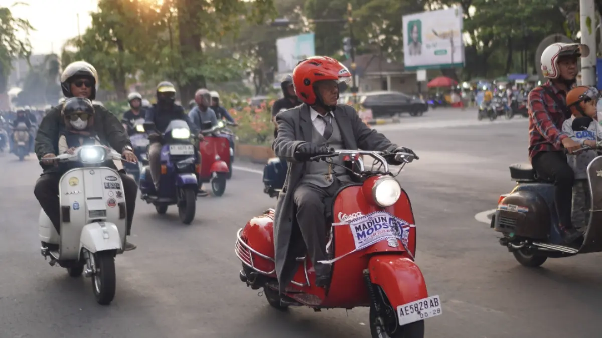 Rolling thunder atau konvoi dalam kota jadi tontonan warga. 