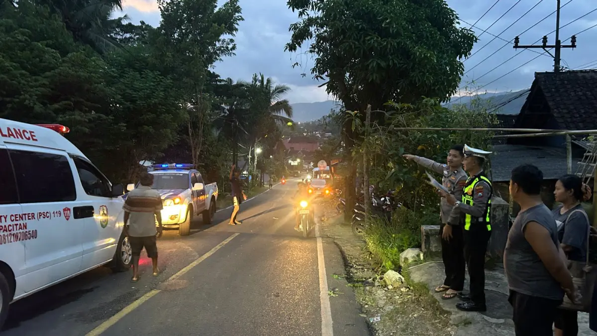 Satlantas Polres Pacitan melakukan olah TKP di lokasi tabrakan antara RX King dengan mobil Avanza, Minggu (10/5). FOTO: ISTIMEWA