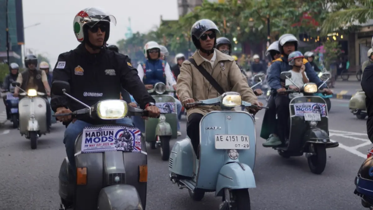 Sekitar 500 peserta Madiun Moods May Day ikut rolling thunder atau konvoi keliling kota. 