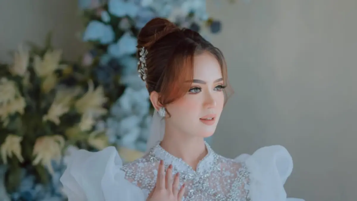 Vara Fadilatul Lathifa tetap aktif menerima job modeling di berbagai kota meski bekerja sebagai pegawai bank di Ponorogo.
