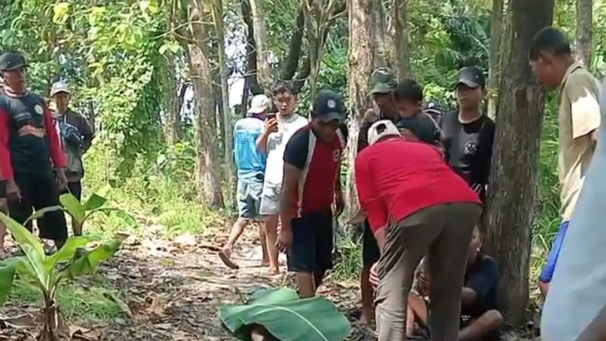 Warga mengevakuasi bocah 9 tahun yang tenggelam di kubangan bekas galian C di Desa Sidolaju, Widodaren, Ngawi. FOTO: ISTIMEWA