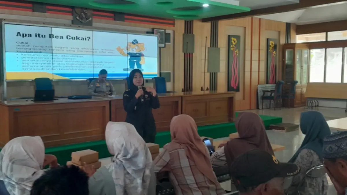 Bea Cukai Madiun dan Satpol PP Ngawi menggelar sosialisasi untuk menekan peredaran rokok ilegal di masyarakat. ASEP SYAEFUL/JAWA POS RADAR NGAWI