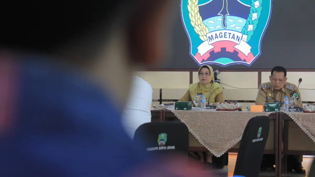 Bupati Magetan Nanik Endang Rusminiarti berdialog dengan peternak ayam petelur untuk mencari solusi anjloknya harga telur. AJI PUTRA/JAWA POS RADAR MAGETAN