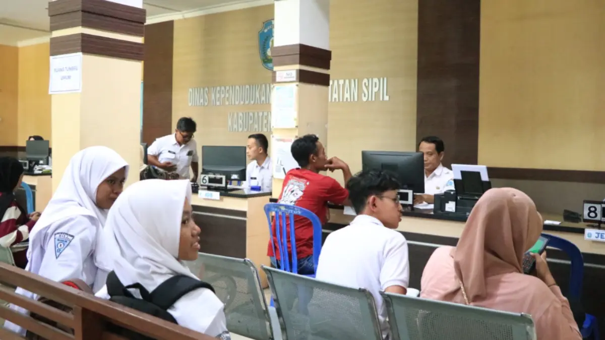 Gangguan server SIAK membuat pelayanan adminduk di Dispendukcapil Ponorogo lumpuh dan antrean warga menumpuk. SUGENG DWI N/JAWA POS RADAR PONOROGO