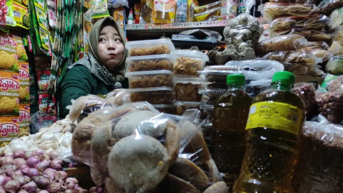 Harga MinyaKita di Pasar Arjowinangun Pacitan naik hingga Rp 22 ribu per liter akibat pasokan terbatas. NUR CAHYONO/JAWA POS RADAR PACITAN