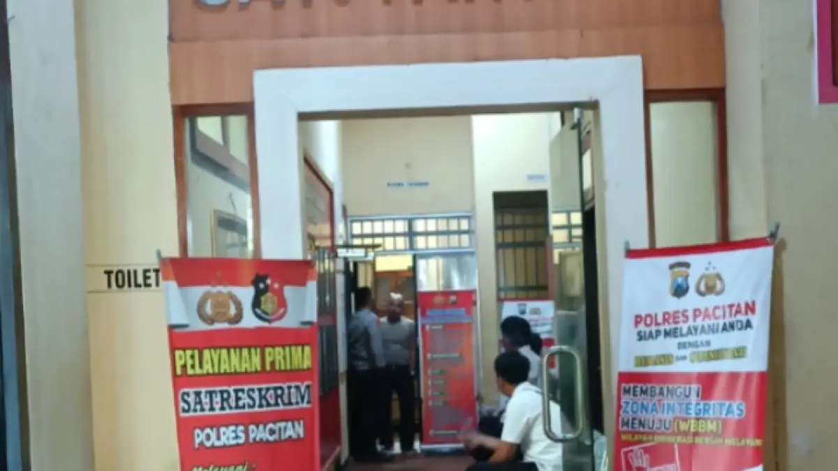 Kapolres Pacitan AKBP Ayub Diponegoro Azhar menyebut Brigadir SA kini menjalani patsus setelah diduga menipu keluarga tahanan Rp 30 juta.