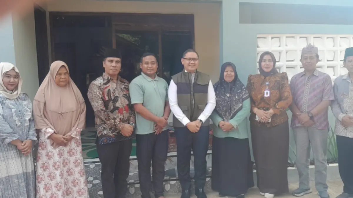 Kepala Dinas Pendidikan Jawa Timur Aries Agung Paewai meninjau rumah guru penerima bantuan bedah rumah di Widodaren, Ngawi. ASEP SYAEFUL/JAWA POS RADAR NGAWI