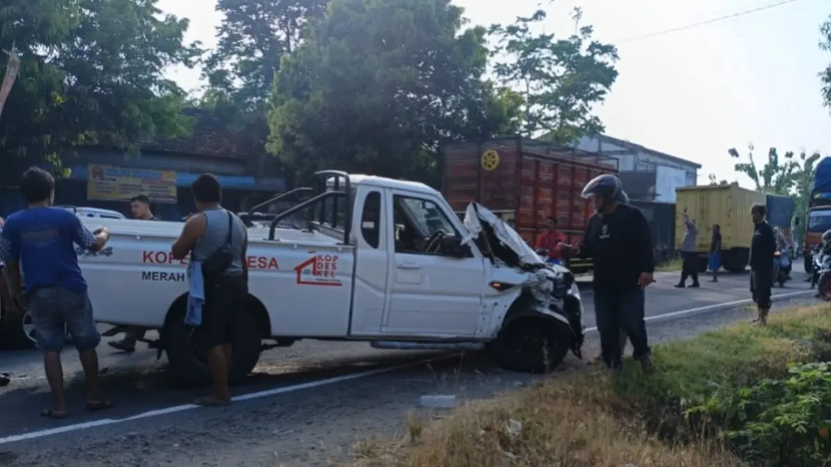 Kondisi pikap KDMP yang ringsek usai menabrak dua truk di Jalan Raya Ngawi–Karangjati, Sabtu (9/5).