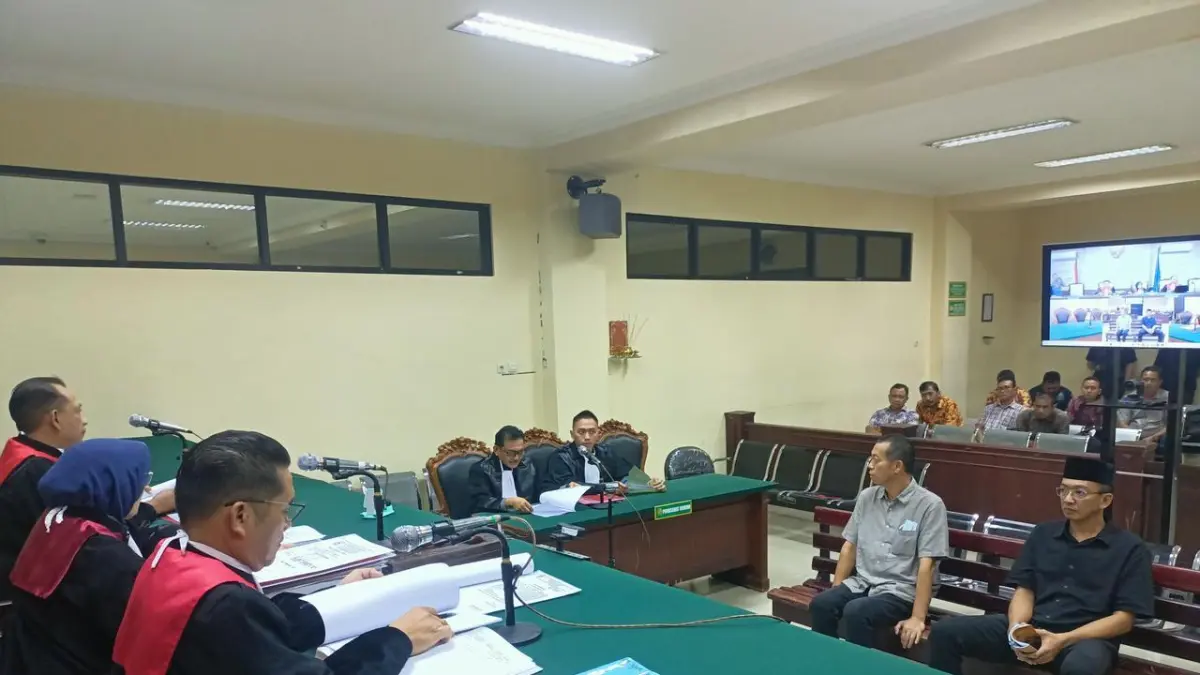 MEJA HIJAU: Sidang lanjutan perkara dugaan korupsi PSU di Pengadilan Tipikor Surabaya pada Senin (24/2) lalu. FOTO: KEJARI KOTA MADIUN