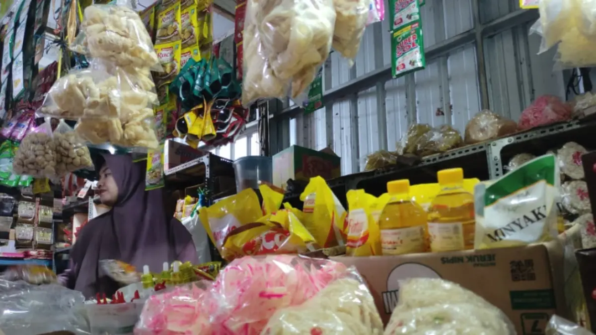 Pedagang sembako di Pasar Arjowinangun Pacitan mengeluhkan harga MinyaKita yang naik dan pasokan barang yang mulai langka. ASEP SYAEFUL/JAWA POS RADAR PACITAN