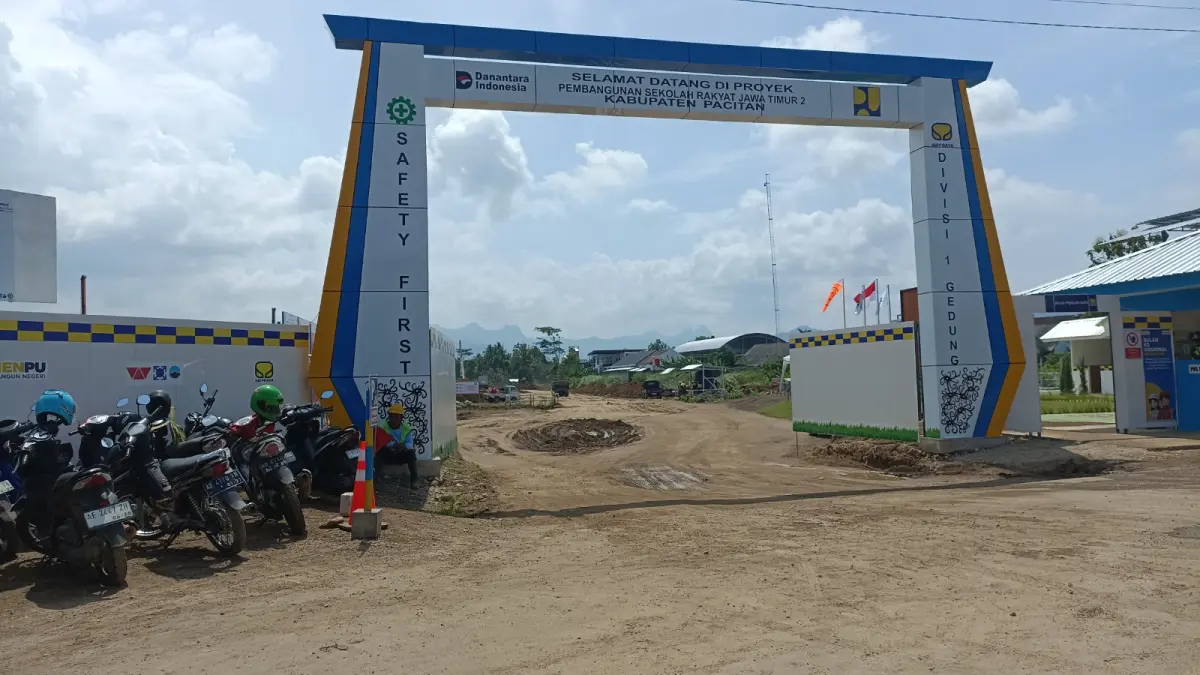 Pembangunan gedung Sekolah Rakyat di Pacitan masih berlangsung, sementara proses penjaringan calon siswa dari keluarga desil I dan II mulai dilakukan. ASEP SYAEFUL/JAWA POS RADAR NGAWI