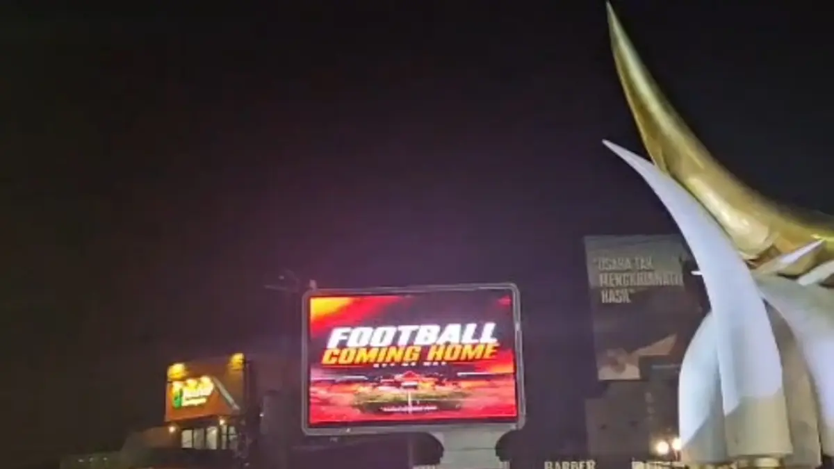 RESMI: Videotron di perempatan Kartonyono menampilkan video Football Coming Home sebagai sambutan atas ditunjuknya Persinga Ngawi sebagai salah satu tuan rumah Putaran Nasional Liga 4 Piala Presiden 2026. (dok)