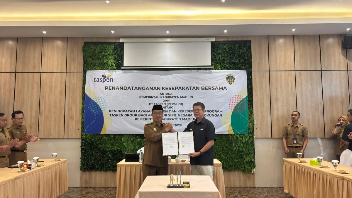 Bupati Madiun Hari Wuryanto bersama Kepala PT Taspen Cabang Madiun Susilo meneken MoU Peningkatan Layanan Taspen dan Kepesertaan Program Taspen Group bagi ASN. (ELIN RESTIYANI/RADAR MADIUN)
