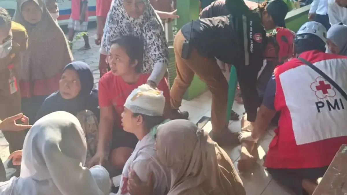 Evakuasi para korban gedung MIM Bulu, Karanganyar, Sragen, yang roboh saat KBM berlangsung, Selasa (12/6). (AHMAD KHAIRUDIN/RADAR SOLO)
