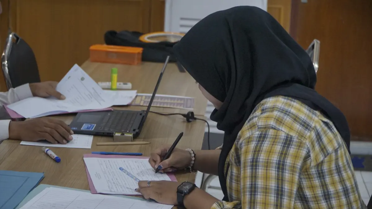 HARI TERAKHIR PENDAFTARAN: Aktivitas sejumlah pendaftar seleksi PPK di KPU Kota Madiun kemarin. FOTO: OKTA NUR WAHYU PRATAMA/JAWA POS RADAR MADIUN