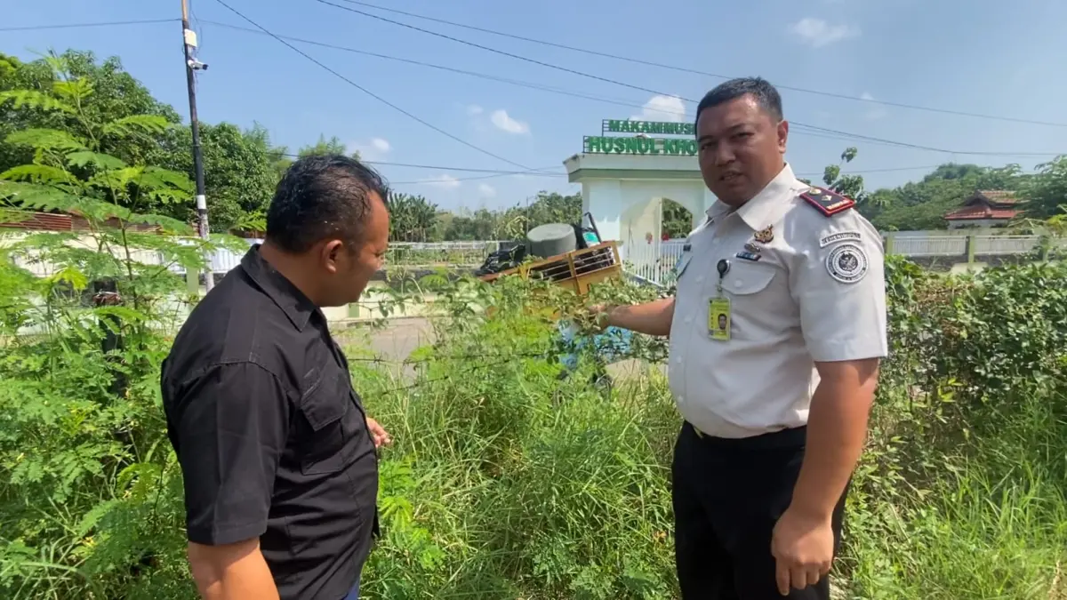 Petugas Lapas Pemuda Madiun menggagalkan penyelundupan sabu dan ganja yang dilempar dari luar tembok lapas.