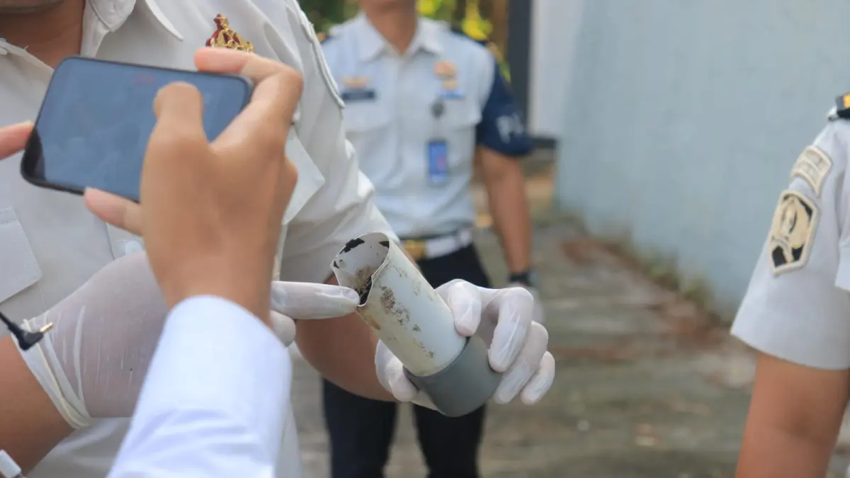 Petugas Lapas Pemuda Madiun menunjukkan barang bukti sabu dan ganja yang diduga dilempar dari luar tembok lapas. FOTO: ISTIMEWA