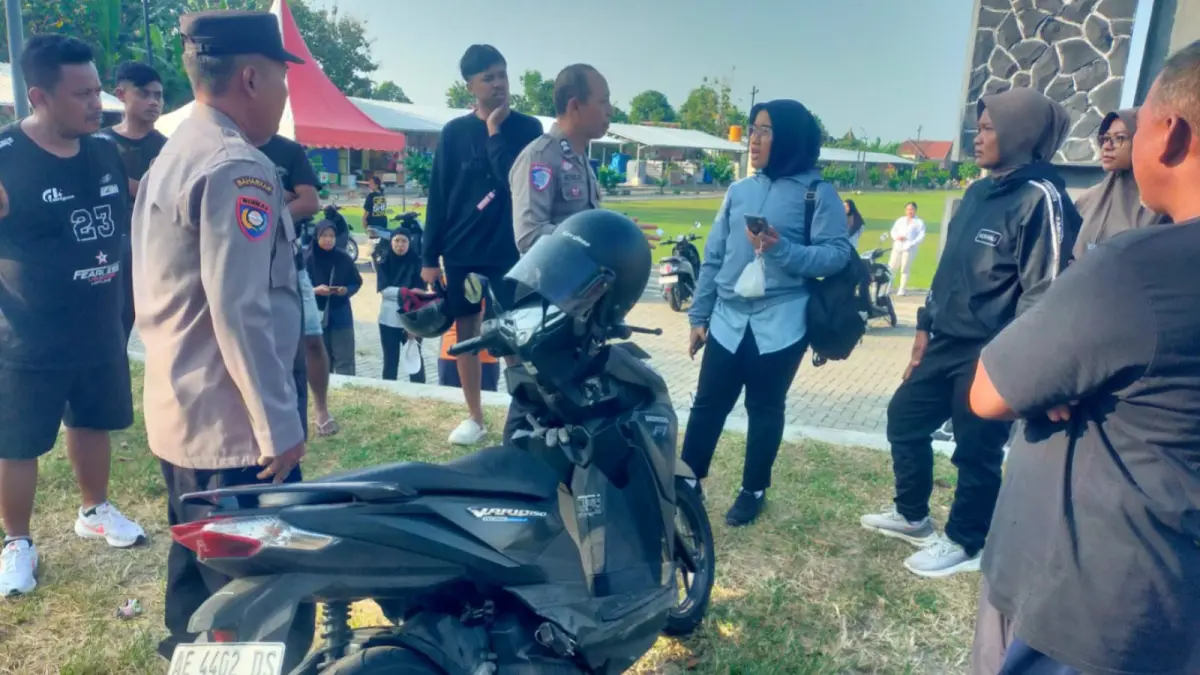 Petugas Satlantas Polres Magetan melakukan olah TKP kecelakaan beruntun di Jalan Raya Takeran–Kawedanan yang menewaskan seorang pemuda. FOTO: ISTIMEWA