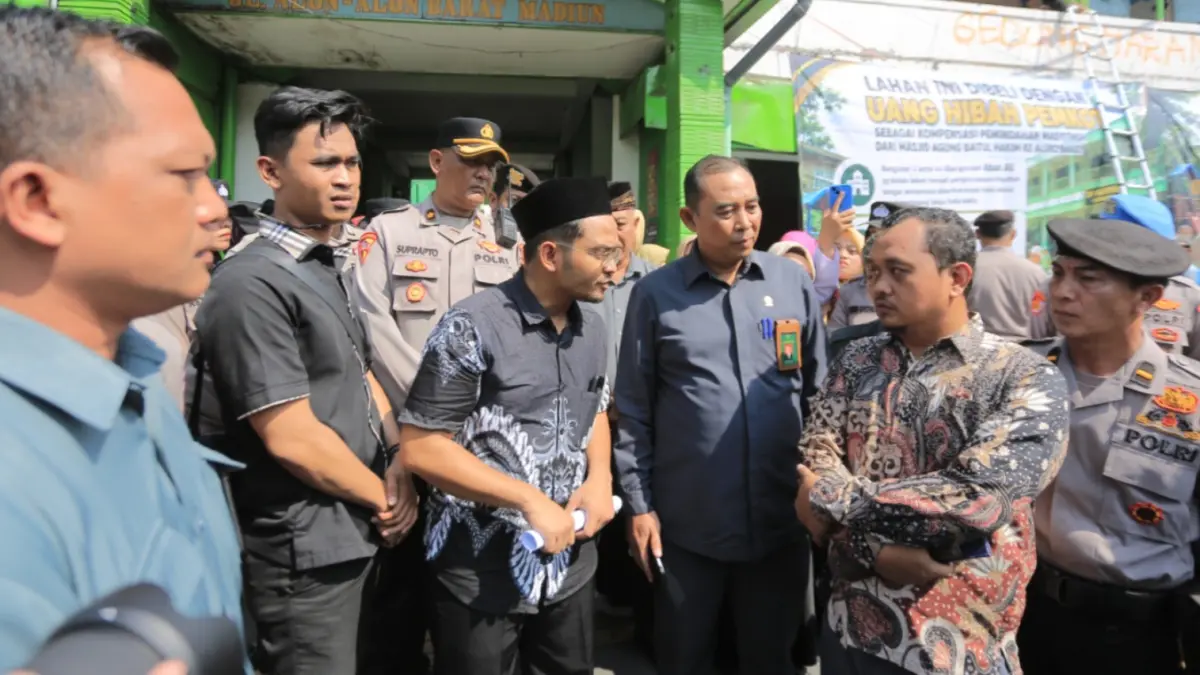 Proses eksekusi TK Islam Masyithoh di Kota Madiun dikawal aparat kepolisian dan TNI setelah sengketa aset sekolah diputus inkrah. BAGAS BIMANTARA/JAWA POS RADAR MADIUN