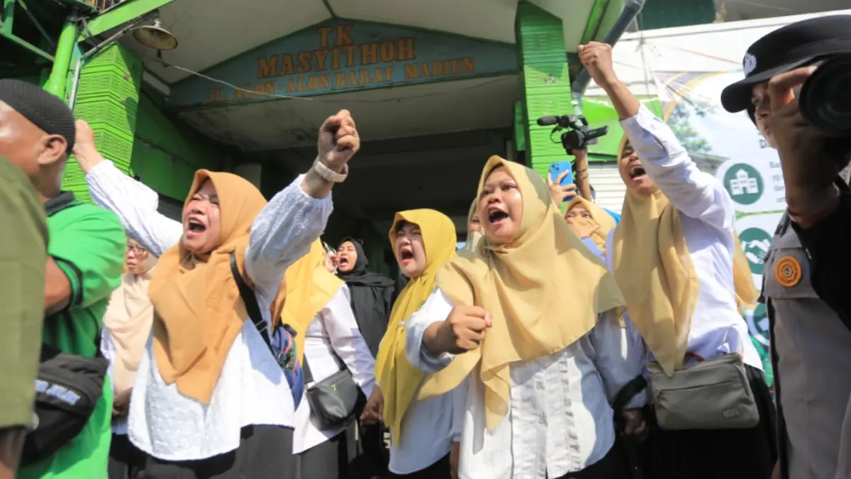 Proses eksekusi TK Islam Masyithoh Kota Madiun berlangsung tegang dengan pengawalan aparat kepolisian dan penolakan dari guru serta wali murid. BAGAS BIMANTARA/JAWA POS RADAR MADIUN