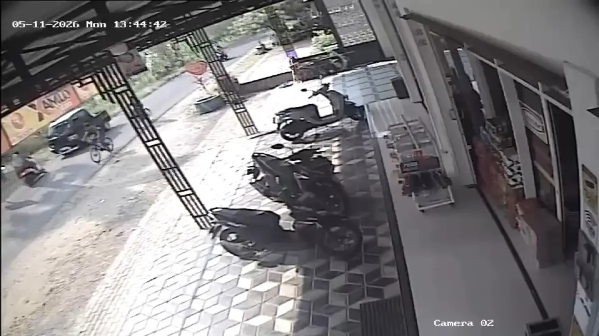 Rekaman CCTV memperlihatkan detik-detik kecelakaan maut di Jalan Raya Ponorogo-Bungkal yang menewaskan anak Kepala Desa Bancar. FOTO: TANGKAPAN LAYAR