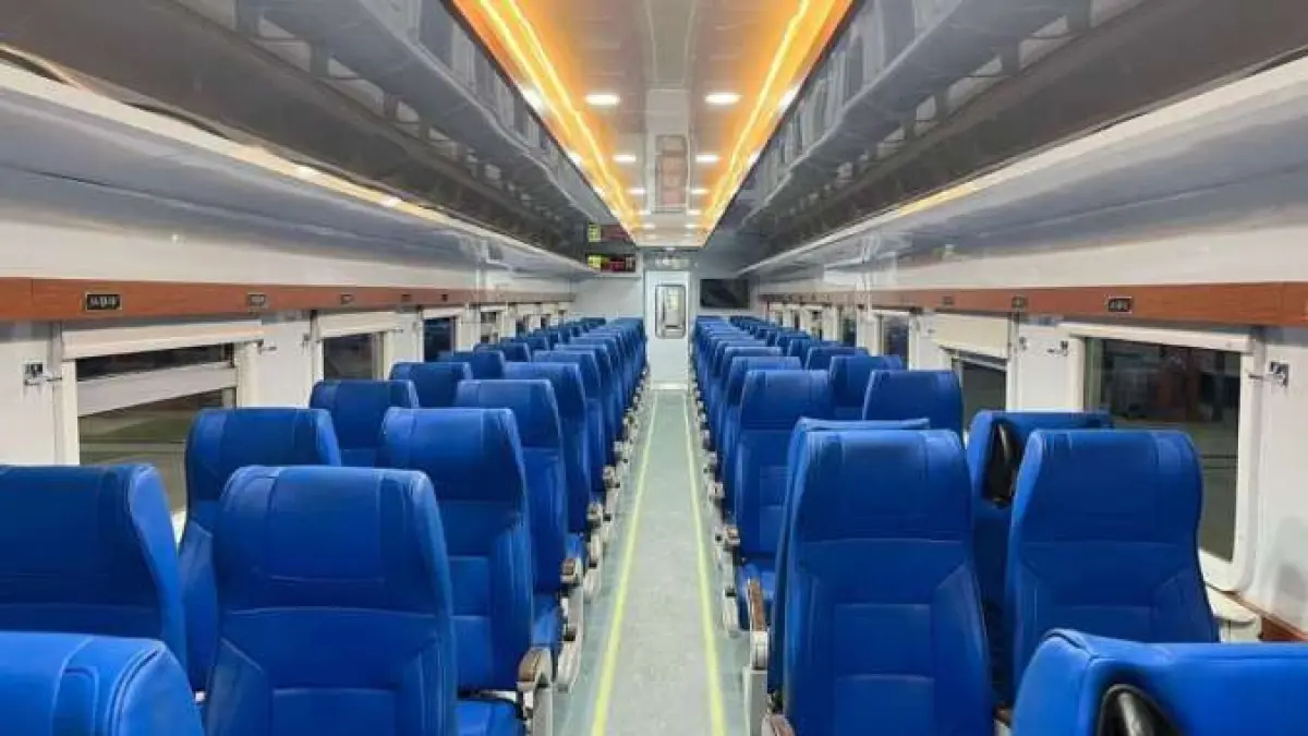 Suasana interior kereta ekonomi New Generation milik Kereta Api Indonesia. 