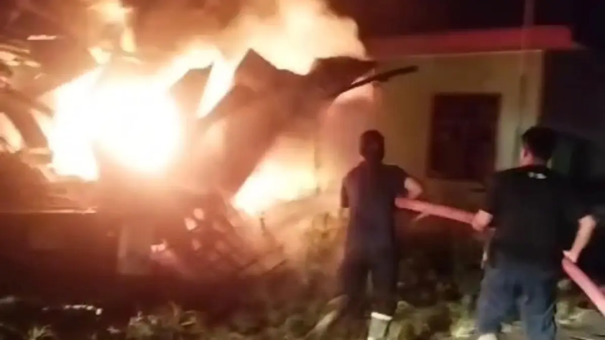 BERJIBAKU: Petugas damkar berjibaku memadamkan kebakaran gudang di Desa Jalen, Balong, kemarin dini hari (13/5). Dua petugas tersengat listrik saat proses pemadaman berlangsung. FOTO: TANGKAPAN LAYAR