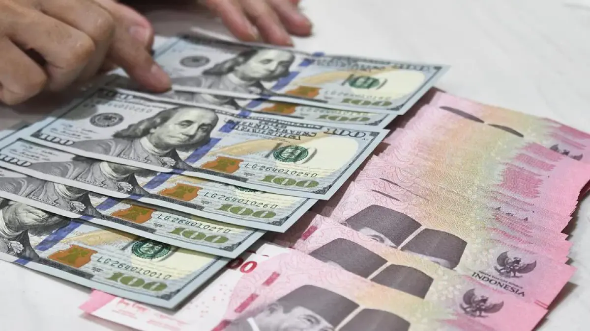 Ilustrasi Uang Kertas Rupiah dan Dolar Amerika (katadata.co.id)