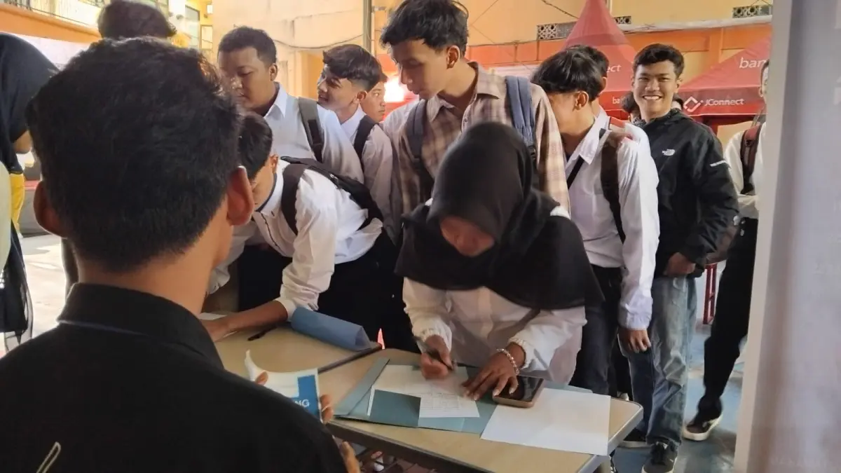 MENCARI KERJA: Warga mendatangi stan perusahaan dalam kegiatan job fair di Ngawi, Rabu (13/5) untuk berburu lowongan pekerjaan. FOTO: ASEP AYAEFUL/JAWA POS RADAR NGAWI