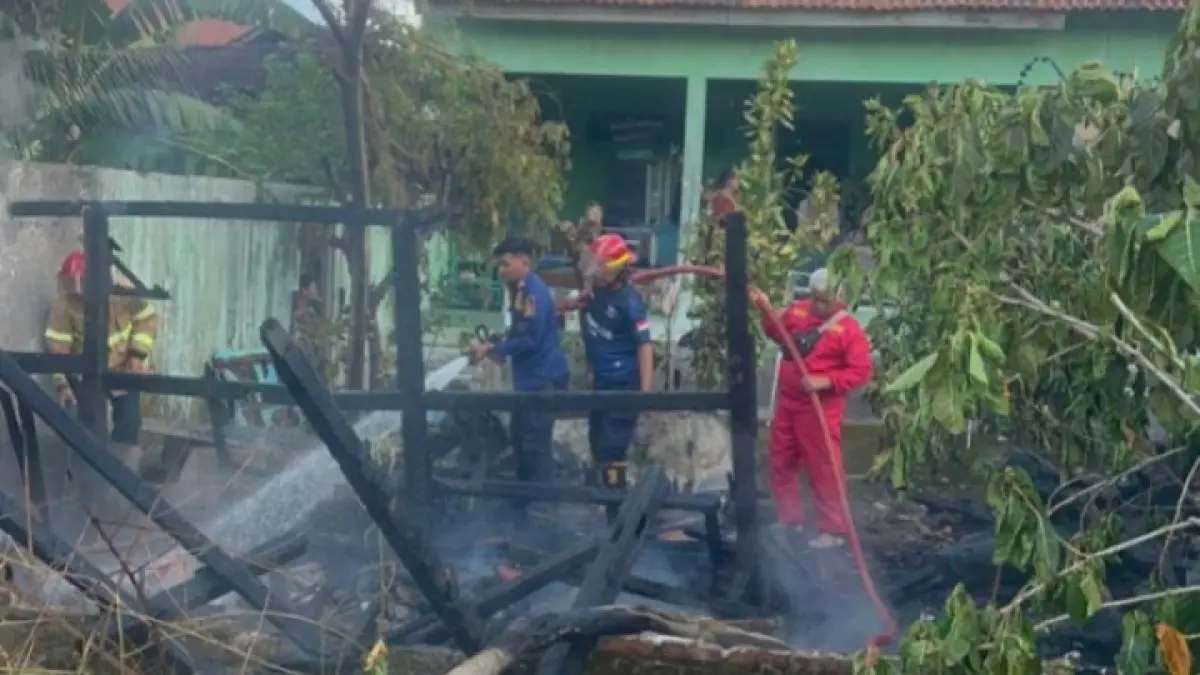 MUSIBAH: Kondisi gudang kayu di Lingkungan Barehan, Kelurahan Sidoharjo, Pacitan, setelah dilalap kebakaran, Rabu (13/5). FOTO: DAMKAR PACITAN