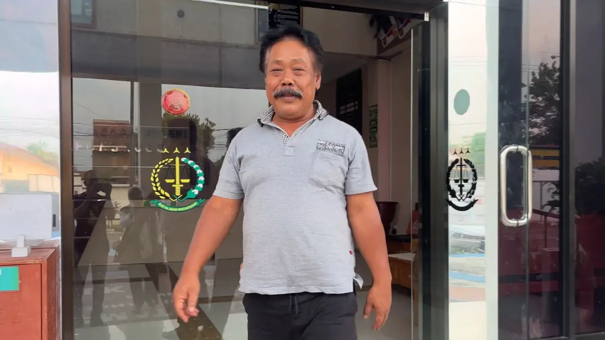 Penyidik Kejari Ponorogo mengonfrontir Toni Ahmadi dan Sujarno alias Glendoh terkait kasus tambang ilegal di aset Desa Jenangan. FOTO: ISTIMEWA