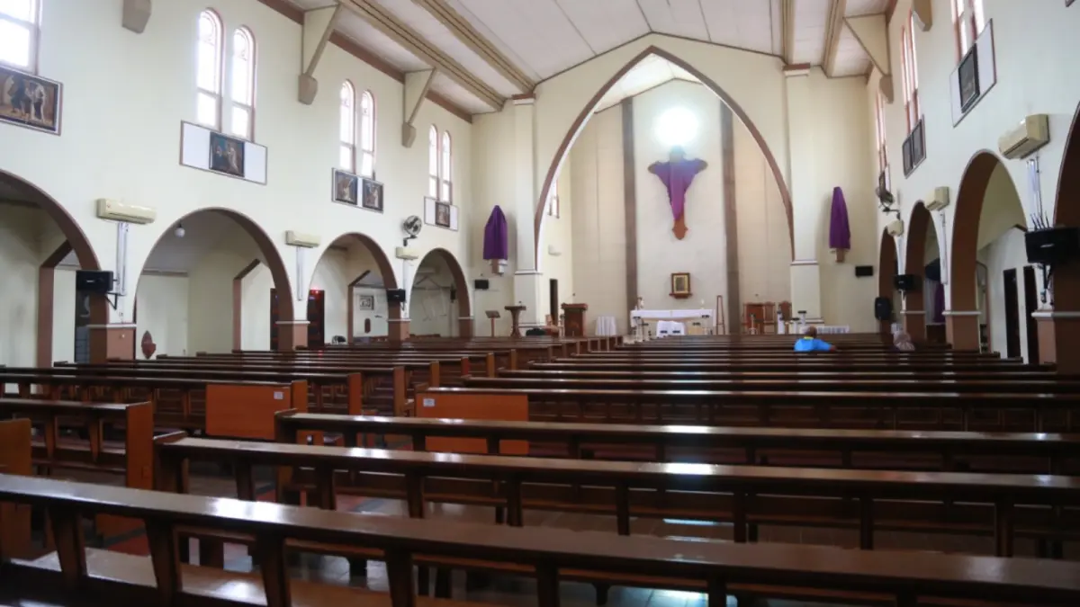 Persiapan misa Hari Raya Kenaikan Tuhan Yesus Kristus di Gereja Paroki Santo Cornelius Madiun. BAGAS BIMANTARA/JAWA POS RADAR MADIUN