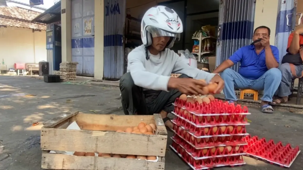 Peternak ayam petelur Ponorogo mengeluhkan harga telur yang anjlok di tengah tingginya biaya pakan dan produksi. SUGENG DWI N/JAWA POS RADAR PONOROGO