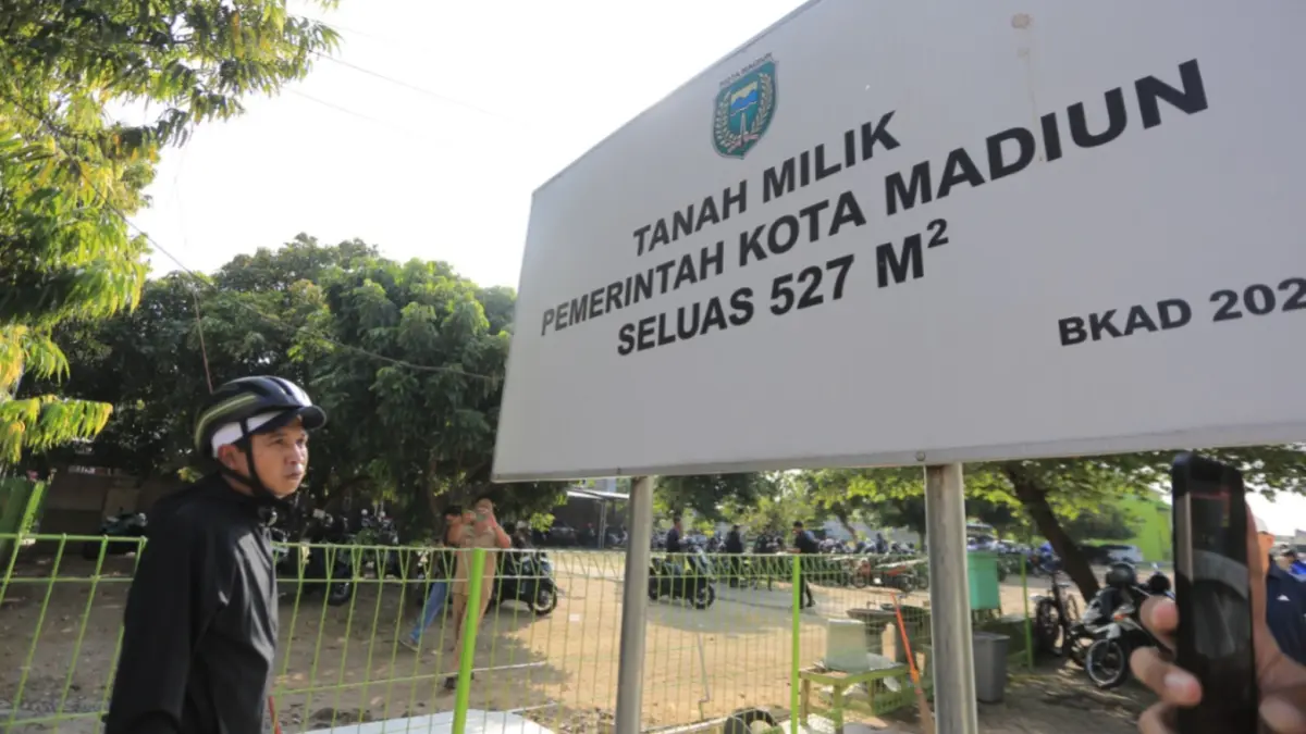 Plt Wali Kota Madiun F Bagus Panuntun meninjau aset pemkot yang dimanfaatkan pihak swasta di kawasan Rejomulyo dan Universitas BHM. BAGAS BIMANTARA/JAWA POS RADAR MADIUN