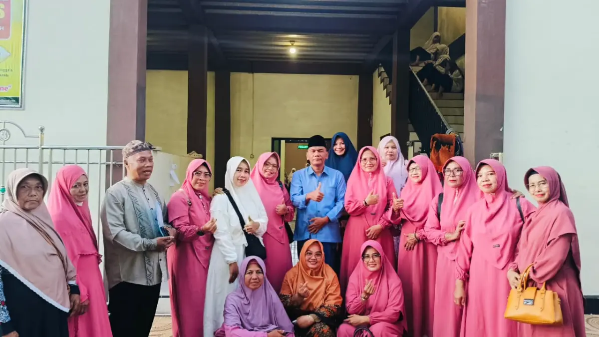 Relawan Jabal Nur Magetan menggelar program Jumat Berkah untuk pekerja jalanan dan santri dan merintis Pojok Seneng Moco.