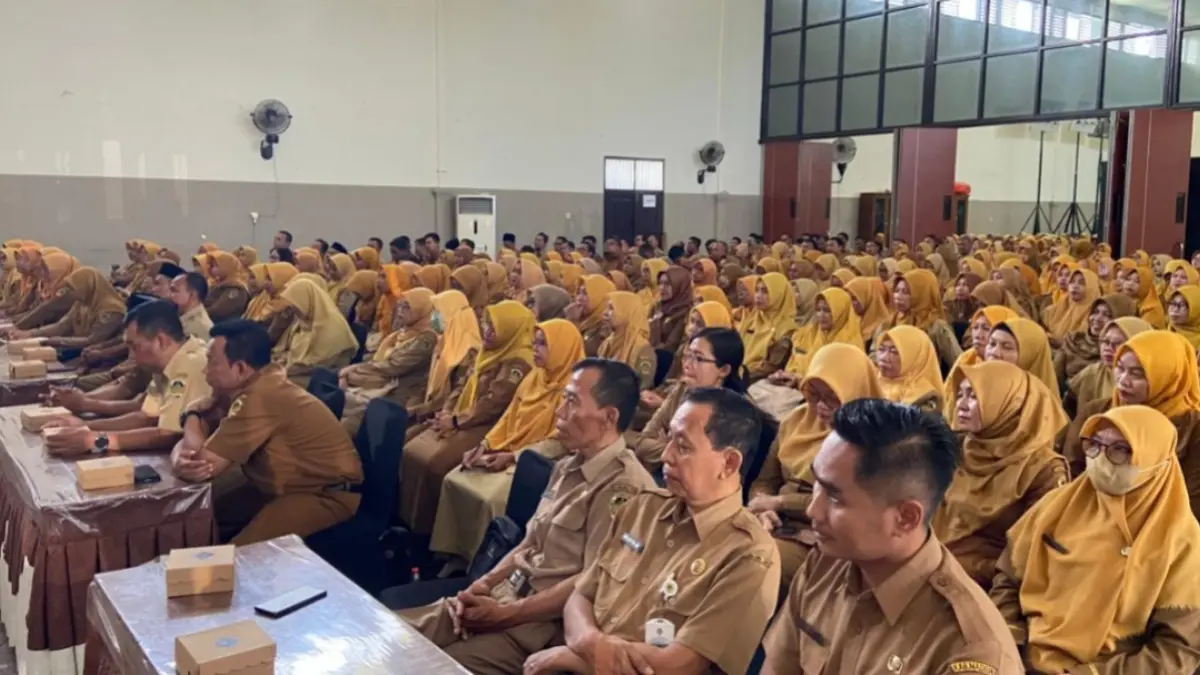 Sekda Kabupaten Madiun memberikan pembinaan kepada ratusan guru ASN SD dan SMP terkait inovasi pendidikan dan pelayanan masyarakat. LODITYA FERNANDES/JAWA POS RADAR MADIUN