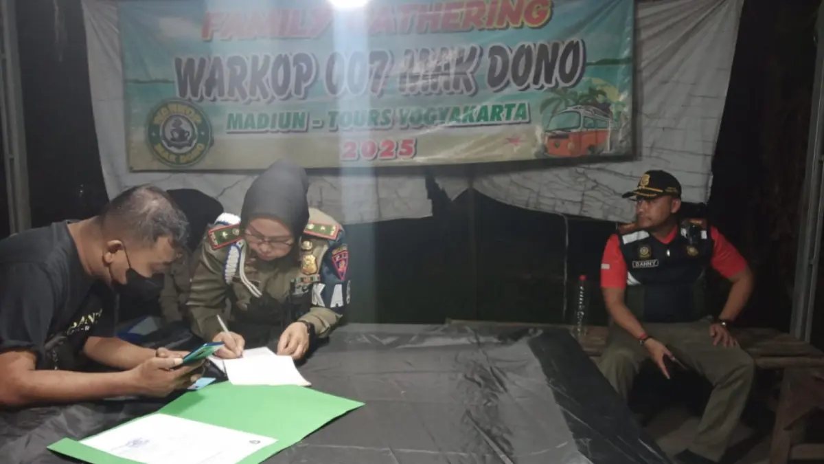 PENERTIBAN: Petugas Satpol PP dan Damkar Kabupaten Madiun mengamankan puluhan botol minuman beralkohol saat operasi di wilayah Kecamatan Jiwan. FOTO: ISTIMEWA