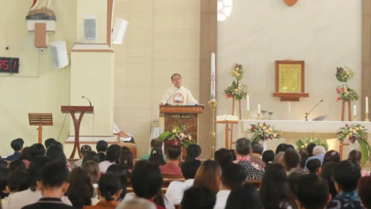 PENUH JEMAAT: Ribuan umat Katolik mengikuti misa Hari Raya Kenaikan Yesus Kristus di Gereja Paroki Santo Cornelius, Kamis (14/5). BAGAS BIMANTARA/JAWA POS RADAR MADIUN