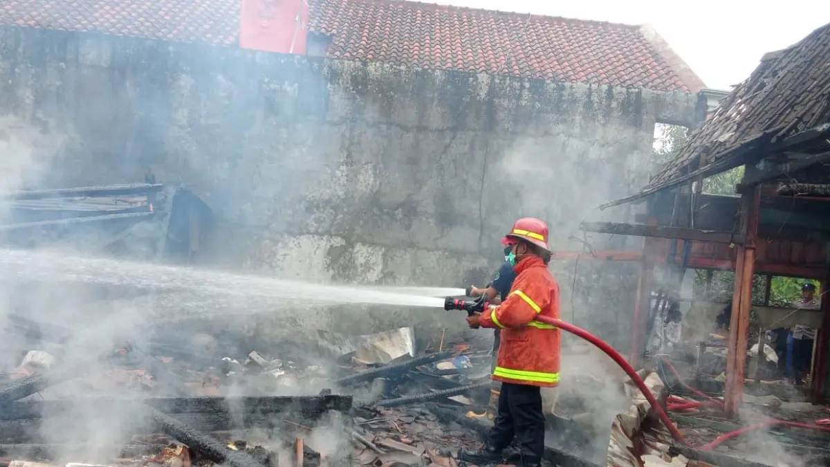 DAMKAR SIAGA: Petugas Satpol PP Kabupaten Ngawi melakukan pemadaman kebakaran. Risiko kebakaran meningkat memasuki musim kemarau. DOK JAWA POS RADAR NGAWI