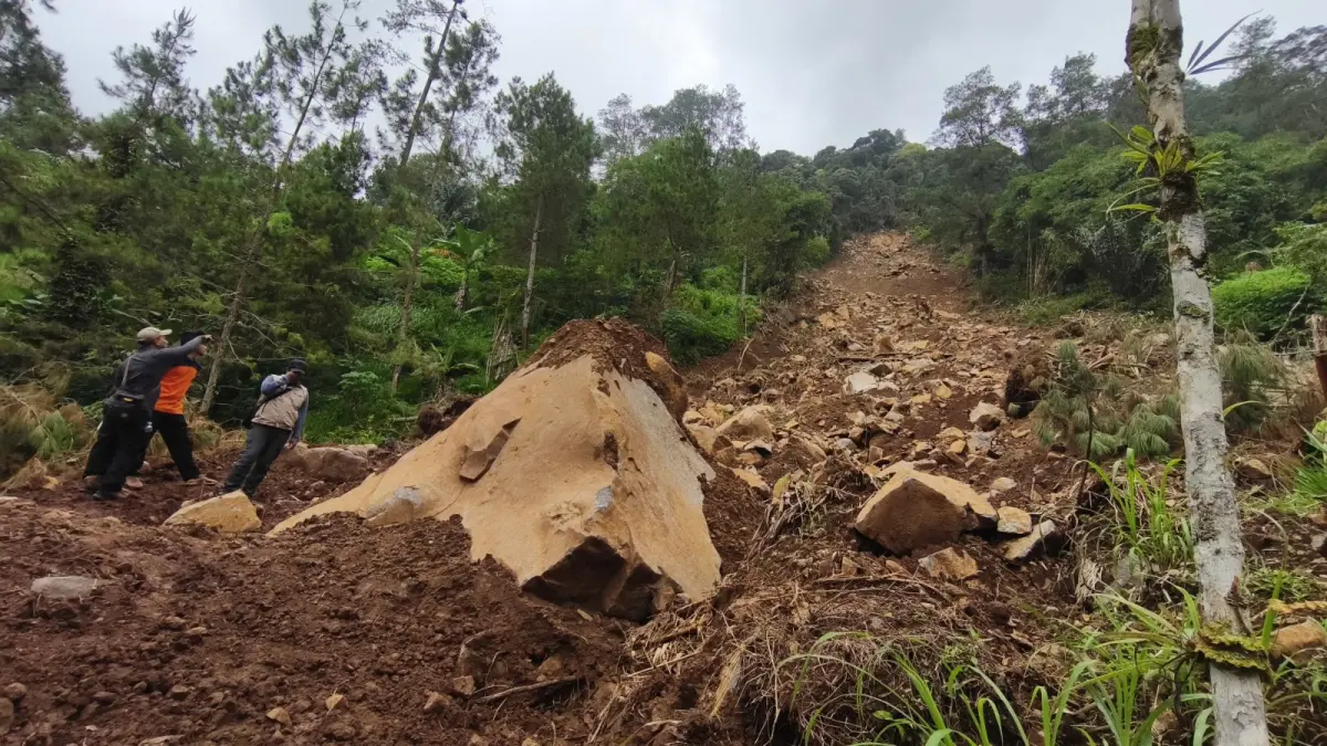 KAJIAN LONGSOR: Tim Pusat Vulkanologi dan Mitigasi Bencana Geologi melakukan asesmen kawasan rawan longsor di Desa Banaran, Pulung dan Desa Talun, Ngebel. SUGENG DWI N/JAWA POSNRADAR PONOROGO