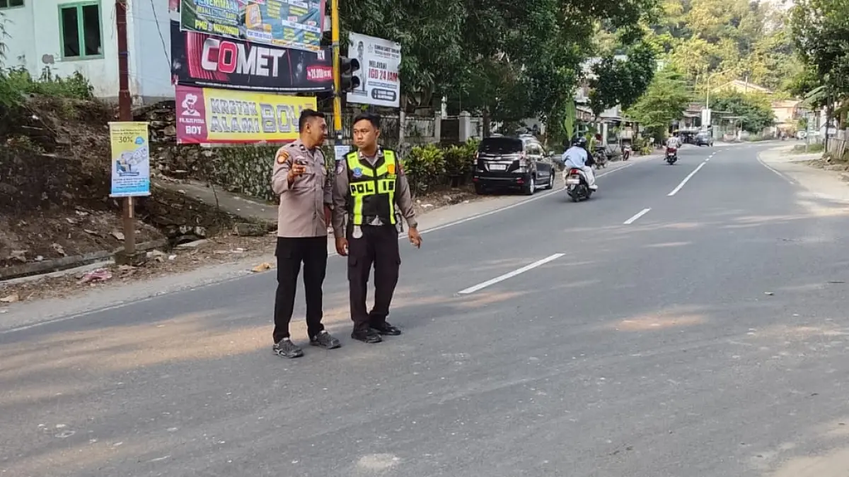 KECELAKAAN: Petugas menangani lokasi tabrakan Toyota Avanza dan Honda Verza di pertigaan Semo, Desa Arjosari, Pacitan, Kamis (14/5). FOTO: SATLANTAS POLRES PACITAN